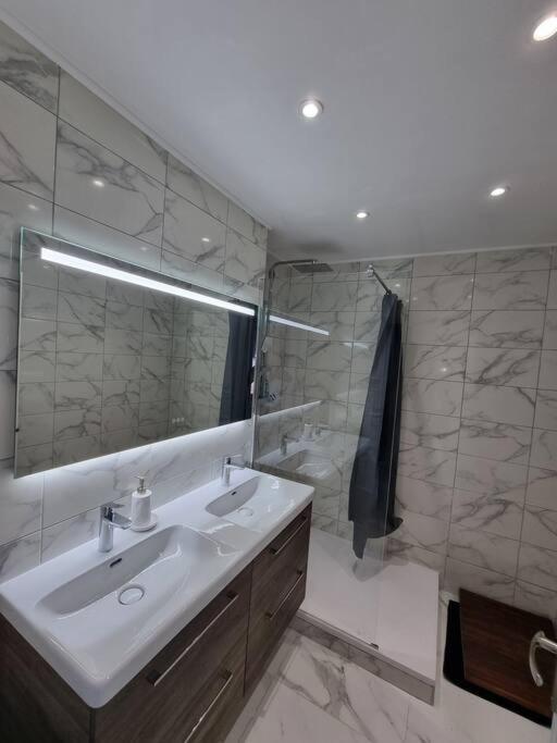 Appartement Vue Mer Avec Parking Gratuit Sur Place Bastia  Ngoại thất bức ảnh